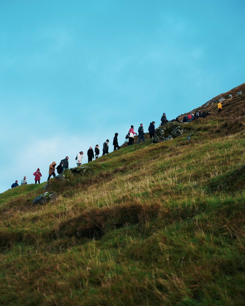 Gruppo in cammino sul sentiero tra Tórshavn e Kirkjubøur, Isole Faroe