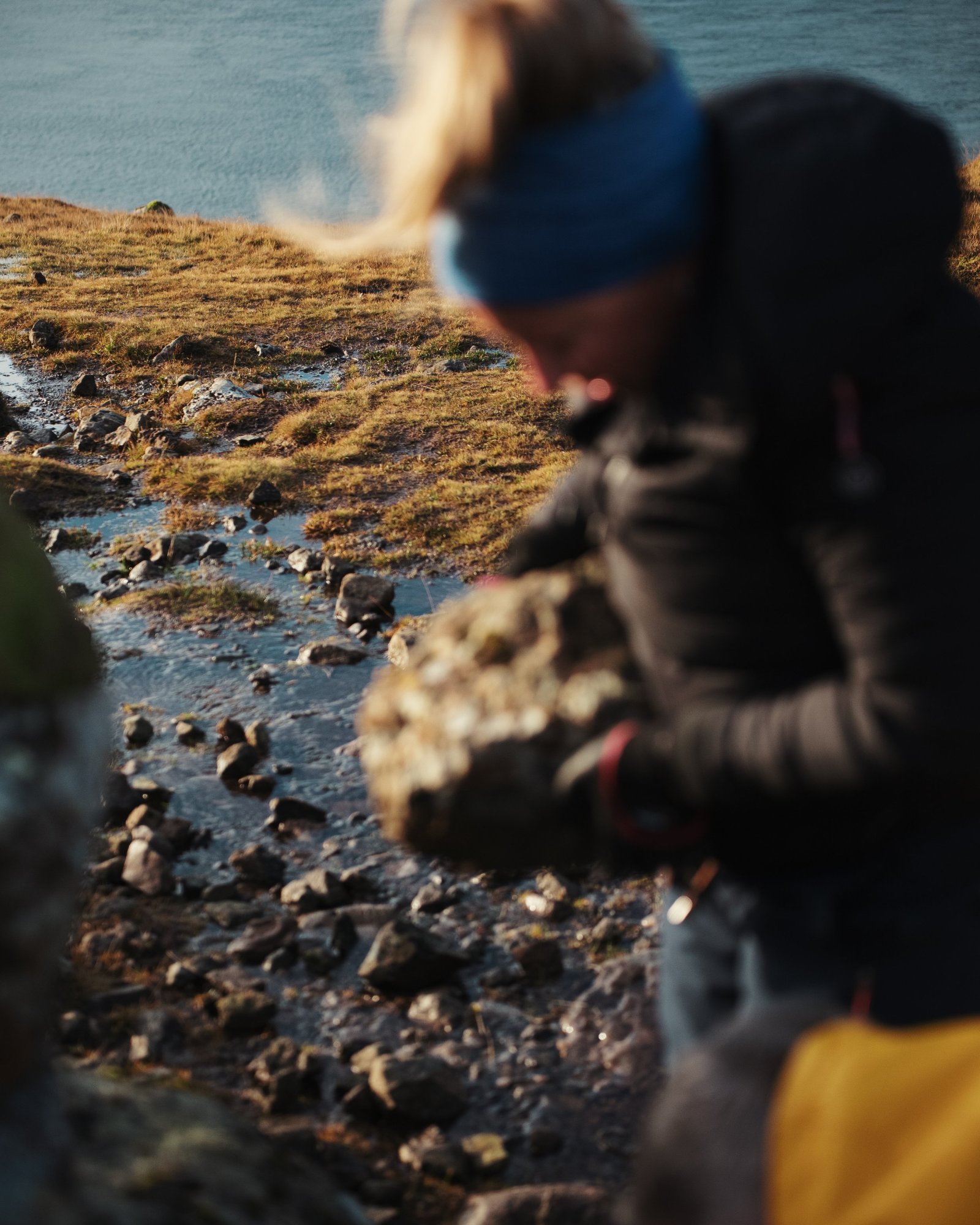 Partecipante di Unearth al lavoro sul sentiero storico, Isole Faroe