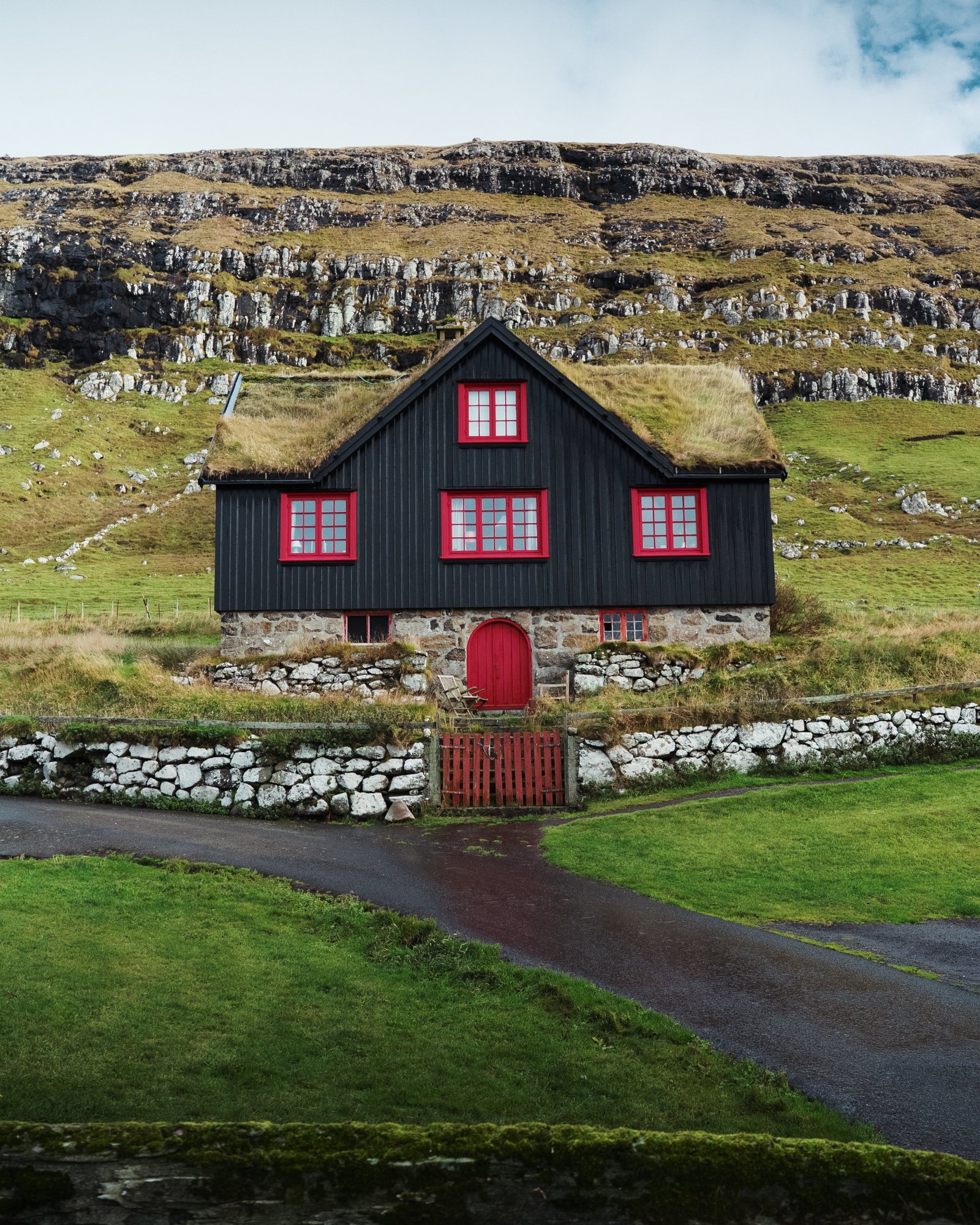 Casa tradizionale con tetto d’erba a Kirkjubøur, Isole Faroe